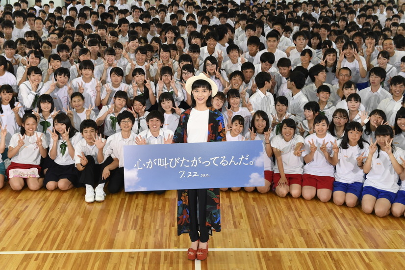 中島健人＆芳根京子が高校サプライズ訪問！生徒の恋の質問に回答