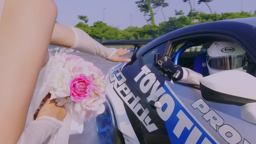 超絶技巧に興奮！スポーツカーと一輪車の「ドリフト結婚式」動画がスゴい