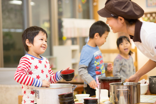 「茶々そしがやこうえん保育園」でのランチブッフェの風景。あすみ福祉会は「クリエイティブ教育」をテーマに、最新のデジタルデバイスやインターネットテクノロジーを積極的に導入し、子ども達の知性や感性・積極性を刺激する教育を行っている