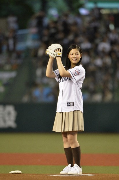 石井杏奈、19歳のバースデー始球式！