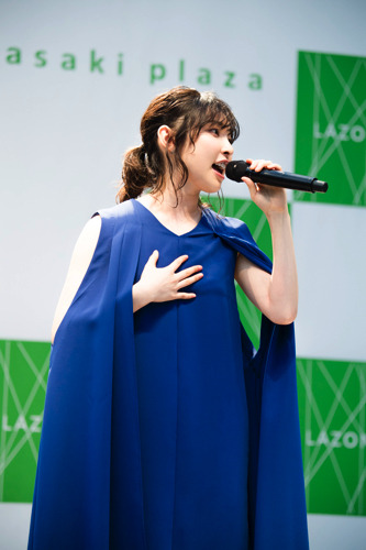 家入レオのニューシングル発売記念イベントに川口春奈がサプライズ登場 2枚目の写真 画像 Rbb Today