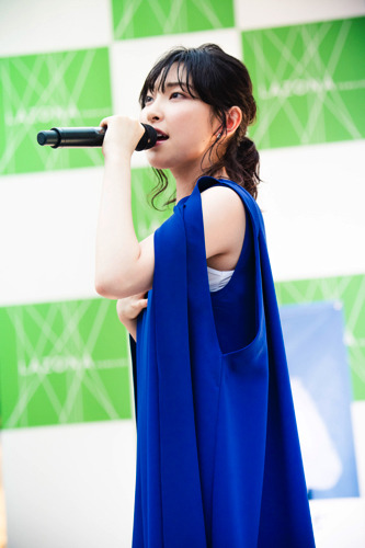 家入レオのニューシングル発売記念イベントに川口春奈がサプライズ登場