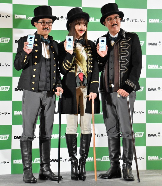 『DMMバヌーシー』に馬主を意識したフォーマルな衣装で登場した小嶋陽菜とおぎやはぎの2人【撮影：non】