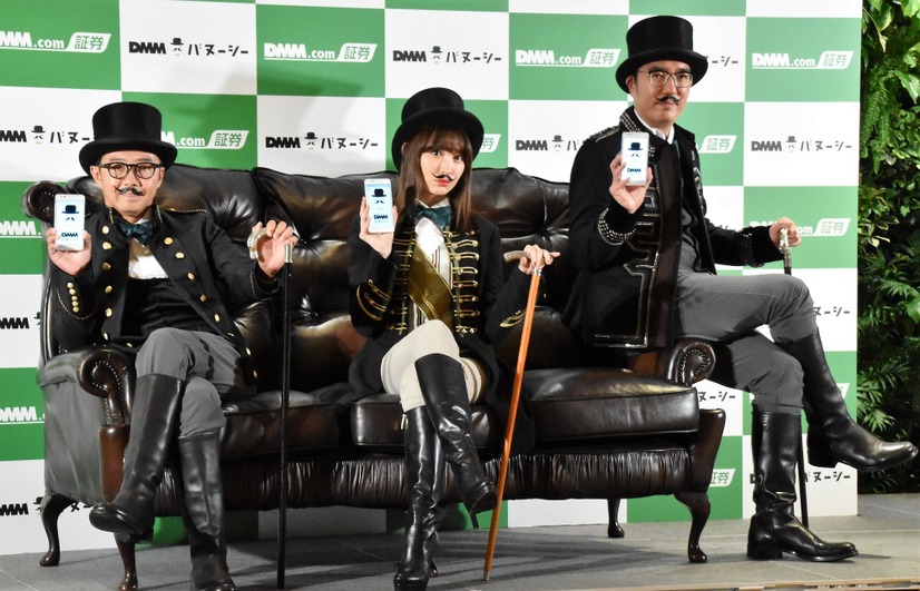 馬主をイメージし、ゴージャスにソファに座って撮影【撮影：non】