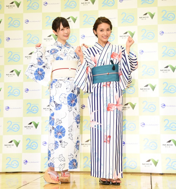小泉みゆきと秋元才加【撮影：竹内みちまろ】
