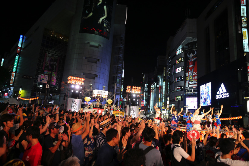 桐谷健太が浦島太郎姿で「渋谷盆踊り大会」に登場！「海の声」など披露