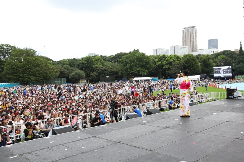 足立佳奈、浴衣姿で「神宮外苑花火大会」に登場！「キムチ」を熱唱