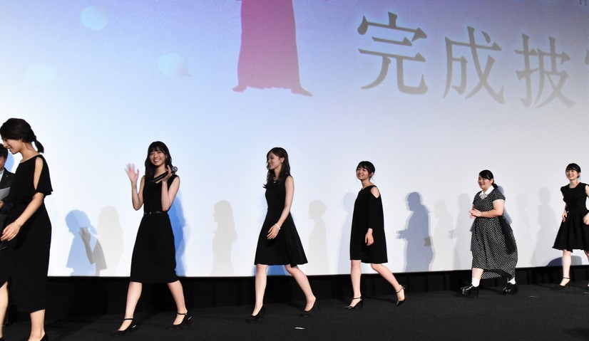 ブラックのドレスで登場した乃木坂46メンバー