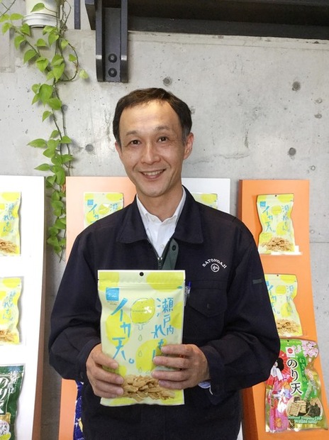 いか天のイメージを一新した「れもん味」を持つ、営業部企画課の松枝修平氏