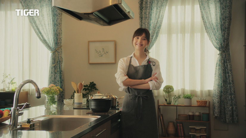 佐々木希、エプロン姿を披露！新CMが12日からオンエア