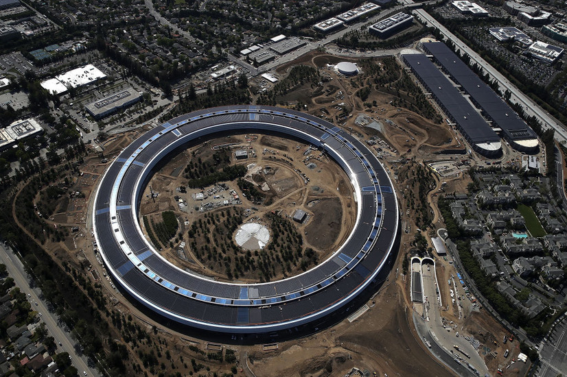 Appleの新社屋「Apple Park」。巨大な円盤型の社屋の奥に併設されている丸い建物が「Steve Jobs Theater」（C）Getty Images