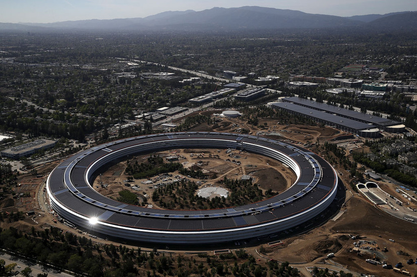 Appleの新社屋「Apple Park」。巨大な円盤型の社屋の奥に併設されている丸い建物が「Steve Jobs Theater」（C）Getty Images