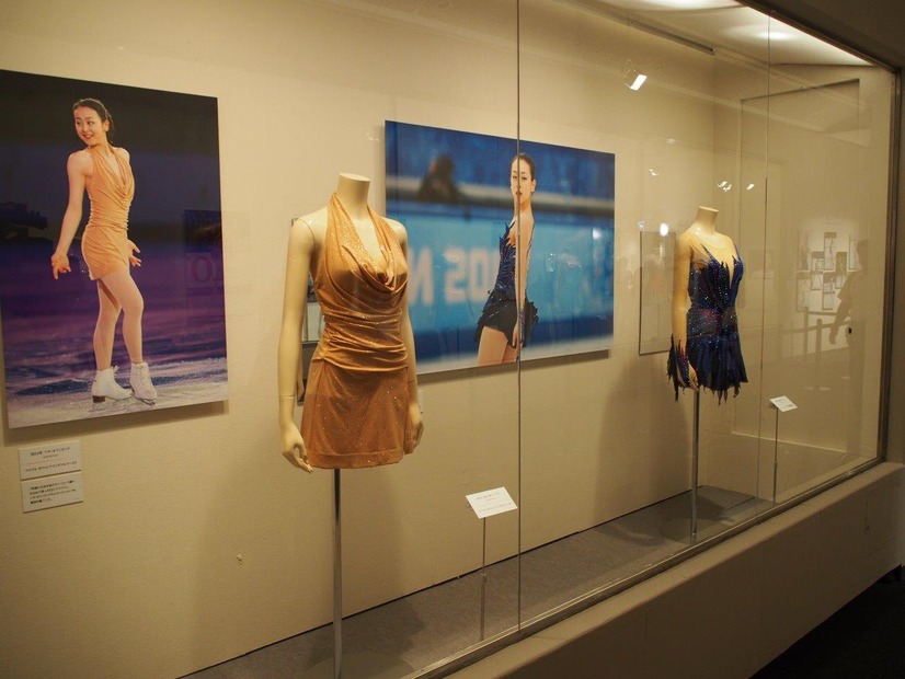 浅田真央、イベントで仰天！自身の展示会場に姉・浅田舞がサプライズ登場