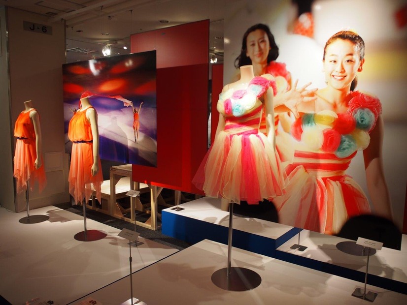 浅田真央、イベントで仰天！自身の展示会場に姉・浅田舞がサプライズ登場