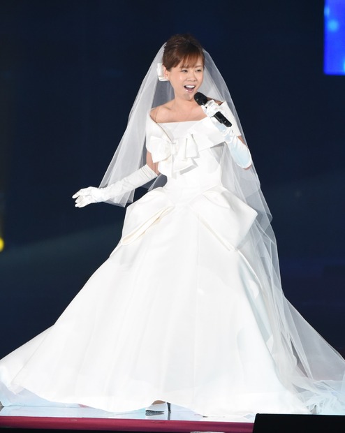 高橋真麻、ウェディングドレスで『シンデレラ・ハネムーン』を熱唱