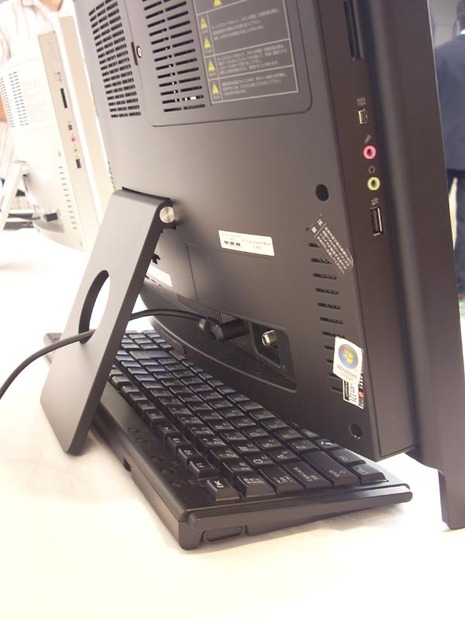 本体下のわずかなスペースに、ワイヤレスキーボードを収納