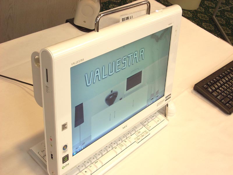 本体下にワイヤレスキーボードを収納