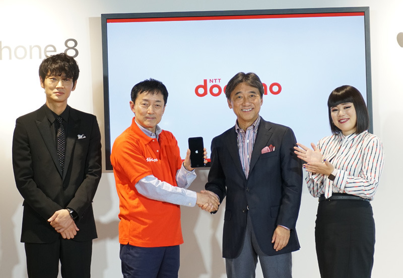 この日のドコモショップ来店第1号となった購入者と記念撮影