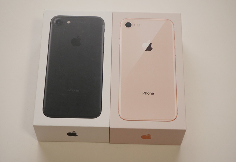 iPhone 8のゴールドは箱の色も淡いピンク色になった。本体のリアパネルにハイライトしたデザインは左側のiPhone 7と一緒だが、iPhone 8はガラス素材であることを強調するために表面を光らせたようなエフェクトを加えている