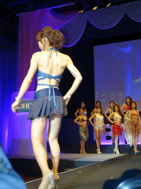 美魔女18名が水着で登場！スタイルの良さに会場からため息も