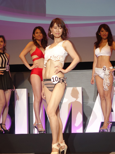美魔女18名が水着で登場！スタイルの良さに会場からため息も