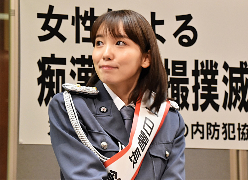 「女性による痴漢・盗撮撲滅キャンペーン」で一日警察署長に就任した飯豊まりえ