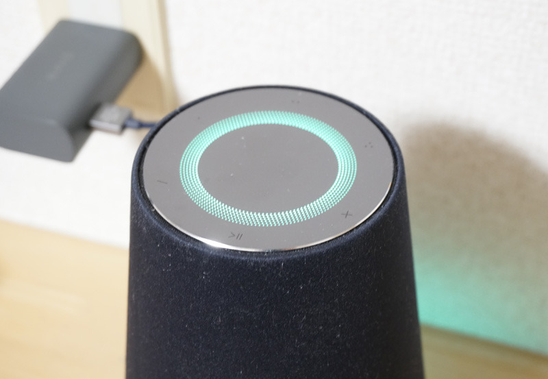 音声コマンド入力のスタンバイ状態になると天面のLEDが緑に点灯する。ウェイクワードの入力や音楽再生などタッチセンサー式のボタン操作で代用できる。