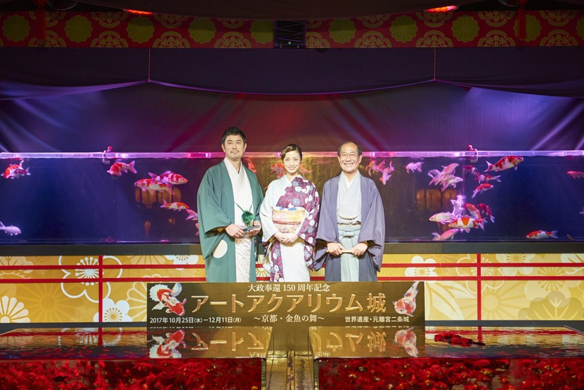 上戸彩、京都・二条城に登場！初めてのシックな着物