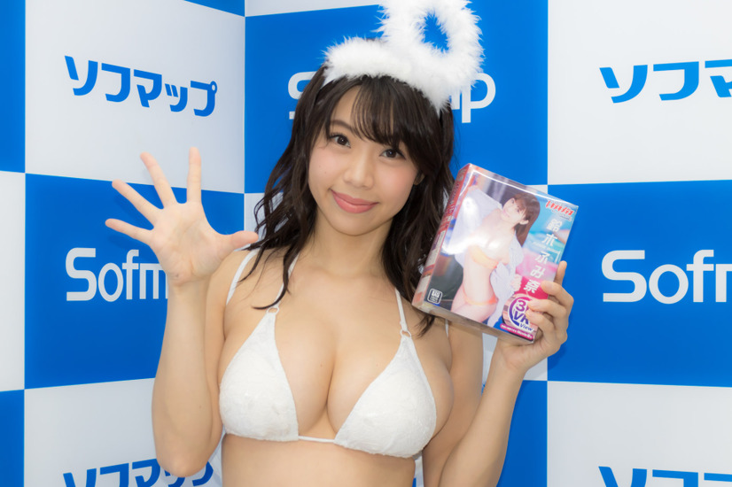 鈴木ふみ奈、VR作品発売イベントでHカップの大胆ボディを披露！