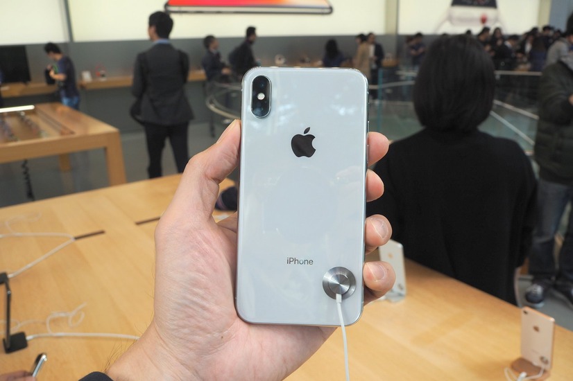 「iPhone X」。こちらはシルバー