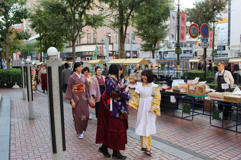 映画『はいからさんが通る』試写会に袴姿のハイカラ女学生が集合！パネル展示も実施