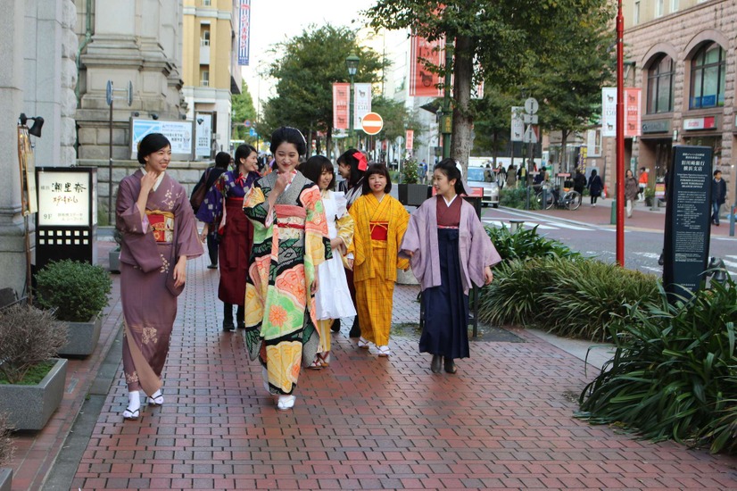 映画『はいからさんが通る』試写会に袴姿のハイカラ女学生が集合！パネル展示も実施