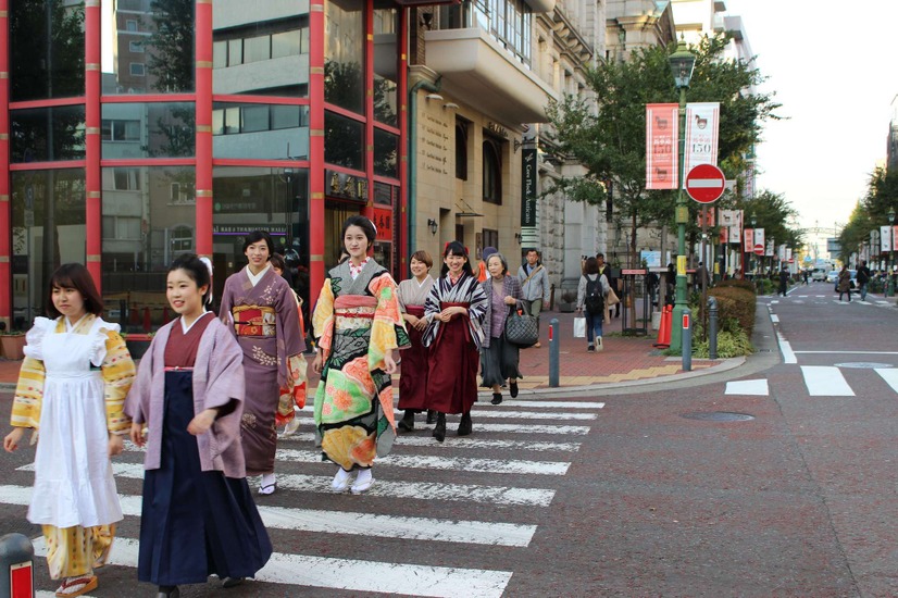 映画『はいからさんが通る』試写会に袴姿のハイカラ女学生が集合！パネル展示も実施