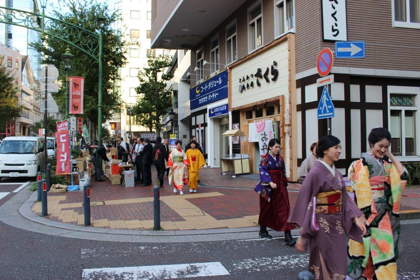 映画『はいからさんが通る』試写会に袴姿のハイカラ女学生が集合！パネル展示も実施