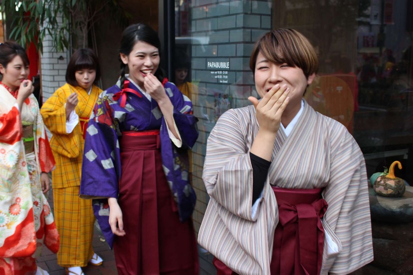 映画『はいからさんが通る』試写会に袴姿のハイカラ女学生が集合！パネル展示も実施
