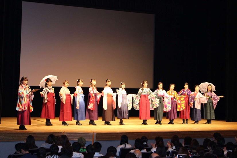 映画『はいからさんが通る』試写会に袴姿のハイカラ女学生が集合！パネル展示も実施