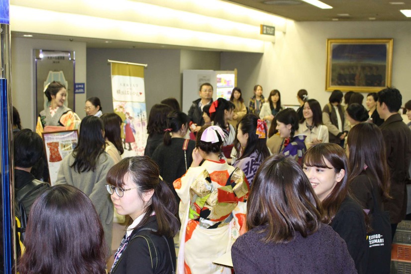 映画『はいからさんが通る』試写会に袴姿のハイカラ女学生が集合！パネル展示も実施