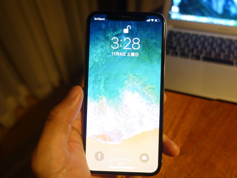 「iPhone X」認証されると鍵アイコンが開く