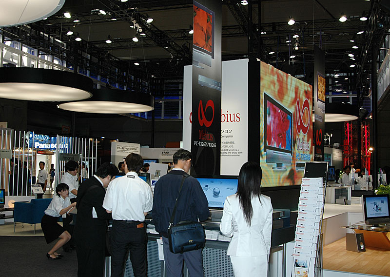 　シャープは、WPC EXPO 2004に出展。TVやPCも高画質で視聴できる「AVセンターパソコン」や「液晶IT-TV」、HDD搭載の新型ザウルス「SL-C3000」、モバイルAVプレーヤー「4E-MB1」など、注目の新製品が出品された。