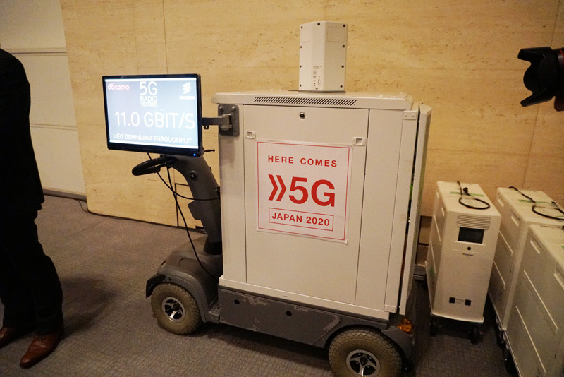 基地局から5Gの無線伝送で送られてきた映像を受信用の移動局に送り、専用のスクリーンに表示した。伝送速度は11Gbpsで安定していた