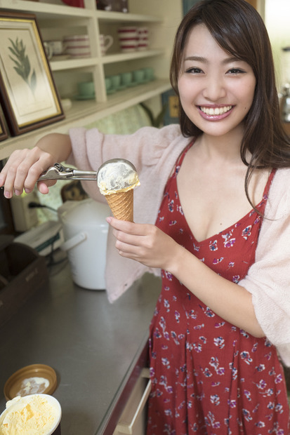 現役音大生みうらうみが、本日発売『BOMB』で水着グラビア披露