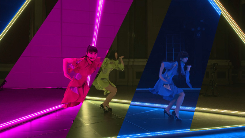 パフュームの新曲「FUSION」を世界3都市を結ぶライブパフォーマンスでお披露目した