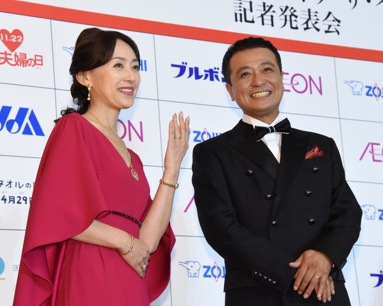 西川きよし＆ヘレン、中山秀征＆白城あやか夫妻が“歓喜のチュー”を披露