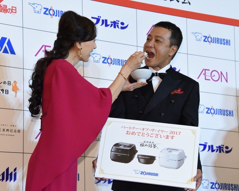 西川きよし＆ヘレン、中山秀征＆白城あやか夫妻が“歓喜のチュー”を披露