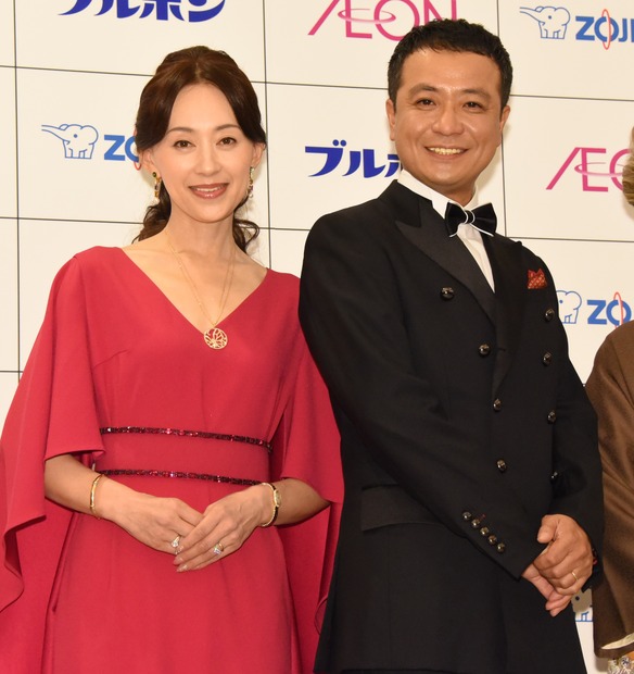 西川きよし＆ヘレン、中山秀征＆白城あやか夫妻が“歓喜のチュー”を披露