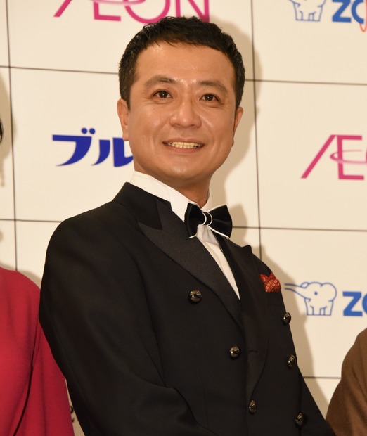 西川きよし＆ヘレン、中山秀征＆白城あやか夫妻が“歓喜のチュー”を披露
