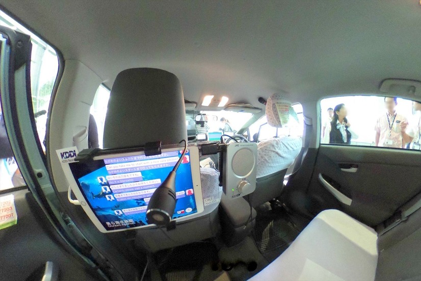 後部座席から見たところ。マイクとタブレットが設置されているのが分かる。車内の雑音・振動対策もおこなっており、UIの最適化もはかられているようだ