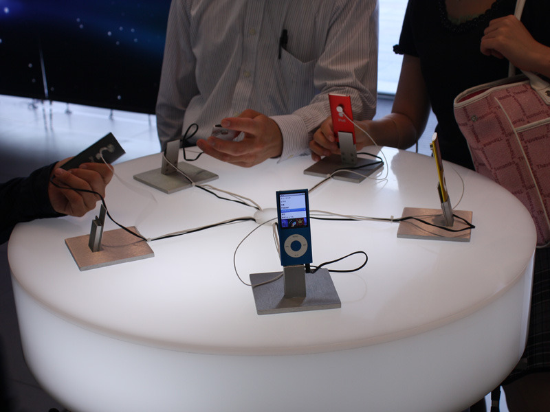 店内に並ぶ第4世代iPod nano