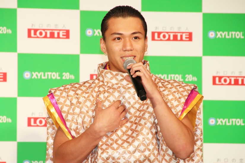 土屋太鳳、ISSEI【撮影：小宮山あきの】