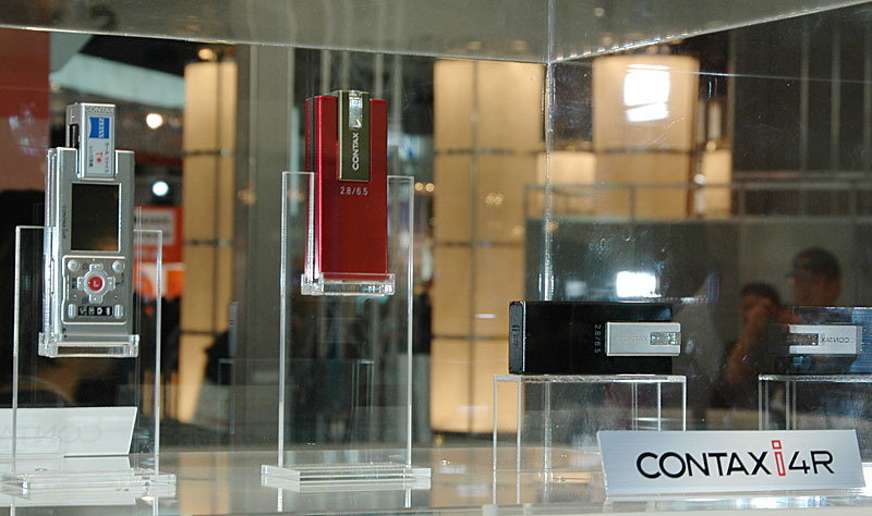 CONTAX i4Rのカラーバリエーションは、シルバー、ブラック、レッドの3色